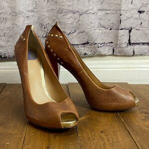 DMSX Donald Pliner Latoya size 8M tan stilettos